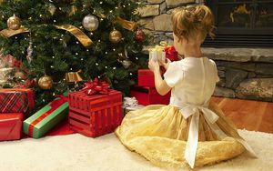 Подготовить каждому подарок под елку)))