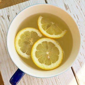 теплая вода с лимоном по утрам