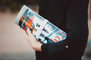 Клатч в виде сложенного пополам журнала.