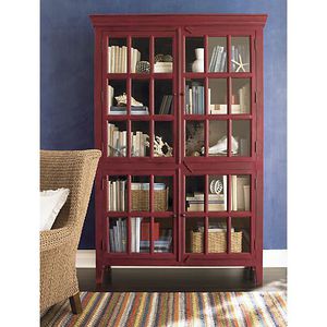 тумбу с маленькими стеклышками,выше обычного комода и ниже шкафа