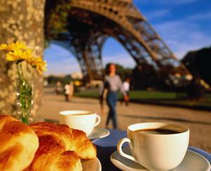 Круассан и кофе утром в Париже