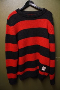 Свободный свитер в красно-черную полоску