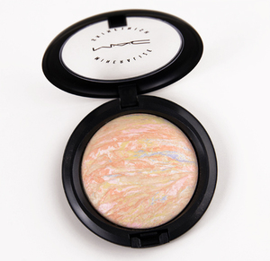 MAC Lightscapade Mineralize Skinfinish