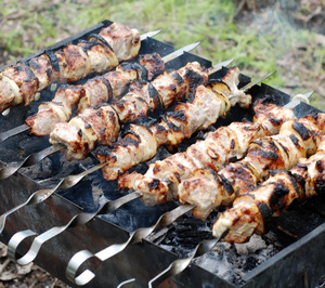 Шашлыки куриные, из красной рыбы и овощей на природе