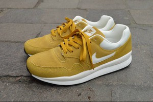 nike air ( mustard color!!!! )