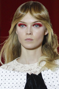 красные или розоватые тени для глаз