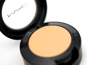 MAC Studio finish concealer NC 20