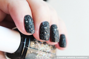 Essie Nail Polish / holographic jet black lace "Belugaria"