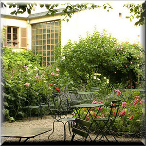 Позавтракать кофе и круассаном летним парижским утром