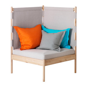 Угловое кресло с подушками