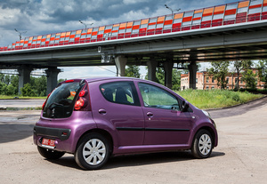 Фиолетовый Peugeot 107