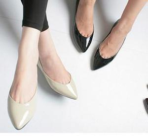 Много пар остроносых балеток...