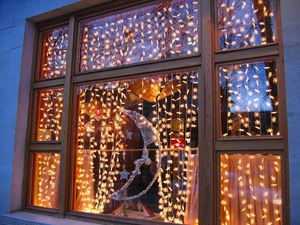 новогодние гирлянды-лампочки на окна