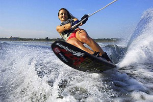 Попробовать прокатиться на водных лыжах