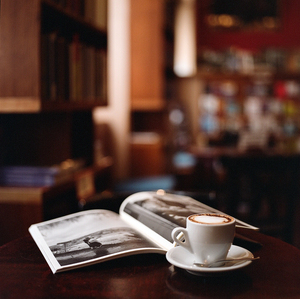 Lire un livre dans une maison de café