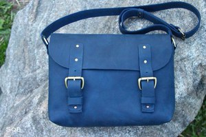 Синюю кожаную сумку