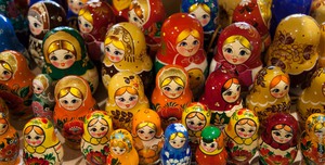 много разных интересных матрёшек