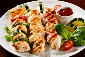 вкусный куриный и овощной шашлыки