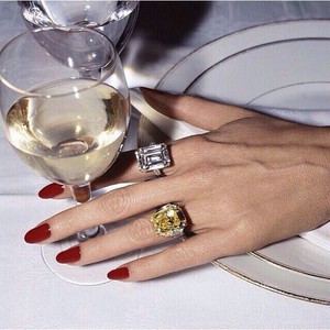 Рыбка и бокал вина на ужин