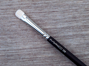 кисть для теней MAC 239 Eye Shader Brush