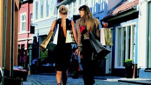 По магазинам с дочкой и купить много всего хорошего и приятного