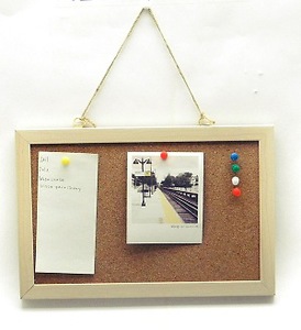 Дощечка из пробкового дерева для напоминаний с кнопками