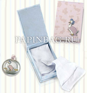 LARMS (Италия) Набор подарочный "Матушка Гусыня" (шапочка, нагрудник, плакетка) с персонажами сказок Беатрис Поттер.