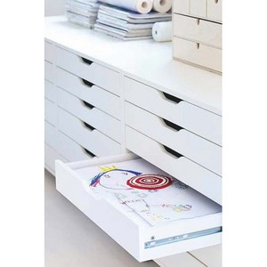 Комод с узкими ящичками для часов, ремней, перчаток и шарфиков.