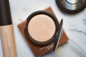 Becca Champagne pop