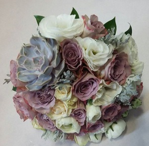 Букет из роз , Ranunculus Whait, Каменная роза, и Эустомы