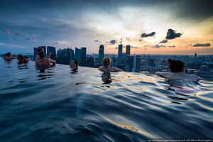 в Сингапур в бассейн на 57 этаже