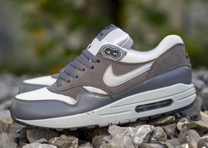 NIKE AIR MAX 1 ESSENTIAL – WOLF GREY – DARK GREY