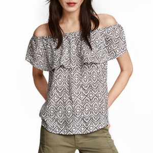 Blouse with open shoulders