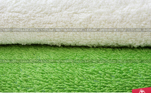 Белое и зеленое полотенце для душа