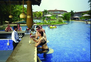 В бар-бассейн