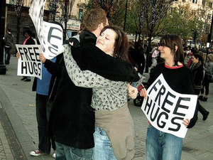 попасть на акцию "free hugs" или стать её зачинщиком