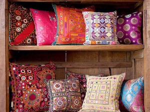 Подушки, покрывала в этно или восточном стиле (фиолетовые)