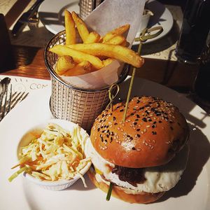 Food: Corner Burger