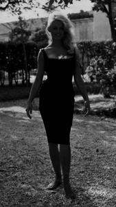 Черное платье-футляр на Толстых бретелях с большим вырезом