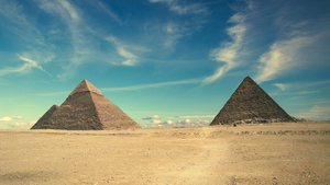съездить к пирамидам и посмотреть древний Египет
