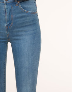 синие джинсы с высокой талией
