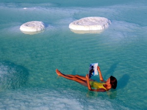 Хочу на мёртвое море в Израиль! Лежать и читать книжку!)))