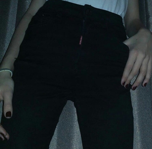 высокие черные джинсы