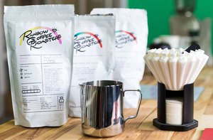 Любой кофе от Rainbow Coffee Roasters или местную обжарку от Боб и Лист