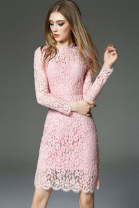 Розовое кружевное платье