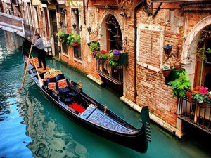 покататься на гондоле в Венеции