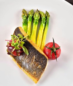 Grilled salmon with asparagus