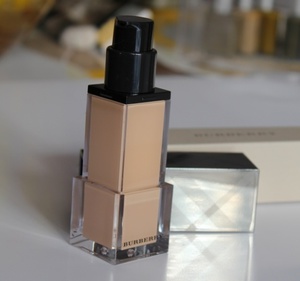 BURBERRY  CASHMERE FOUNDATION