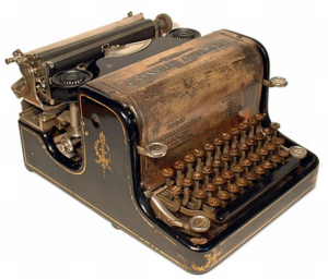 Пишущая машинка с лентами