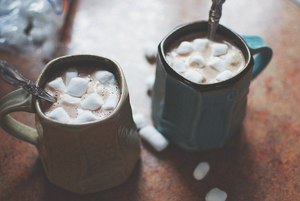 выпить чашечку горячего какао с маршмеллоу